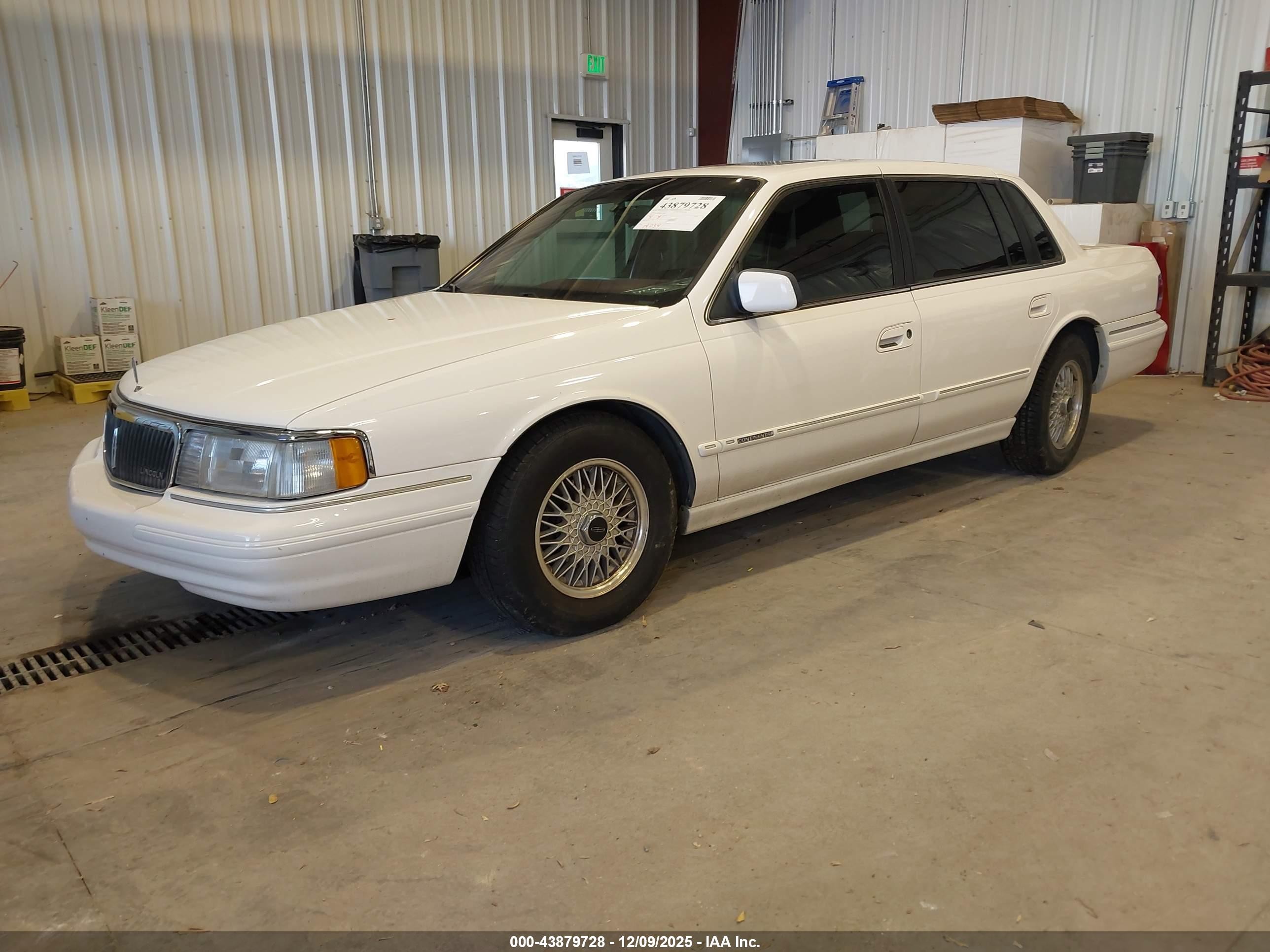 1994 Lincoln Continental Signature White vin: 1LNLM9840RY797289