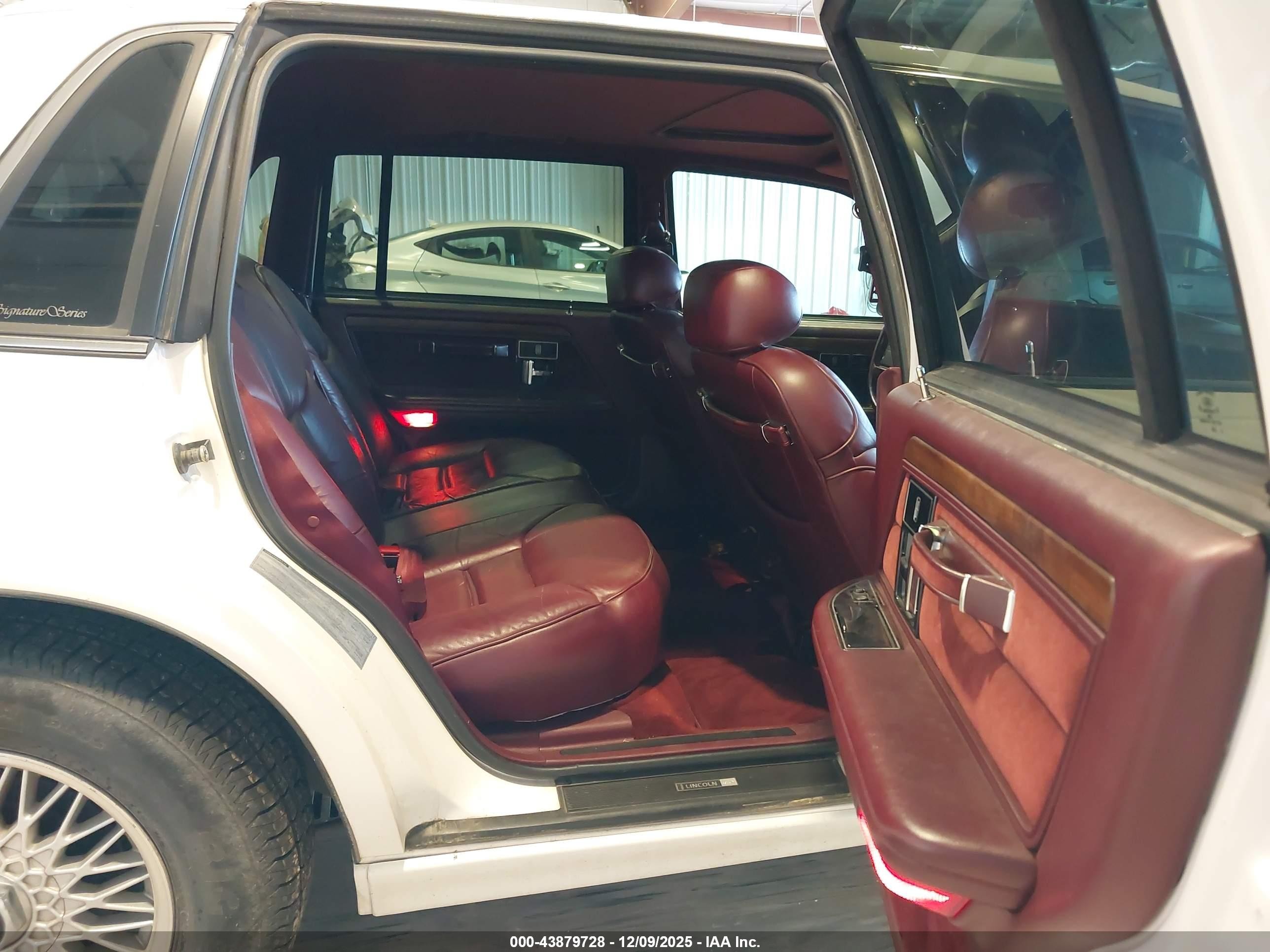 1994 Lincoln Continental Signature White vin: 1LNLM9840RY797289