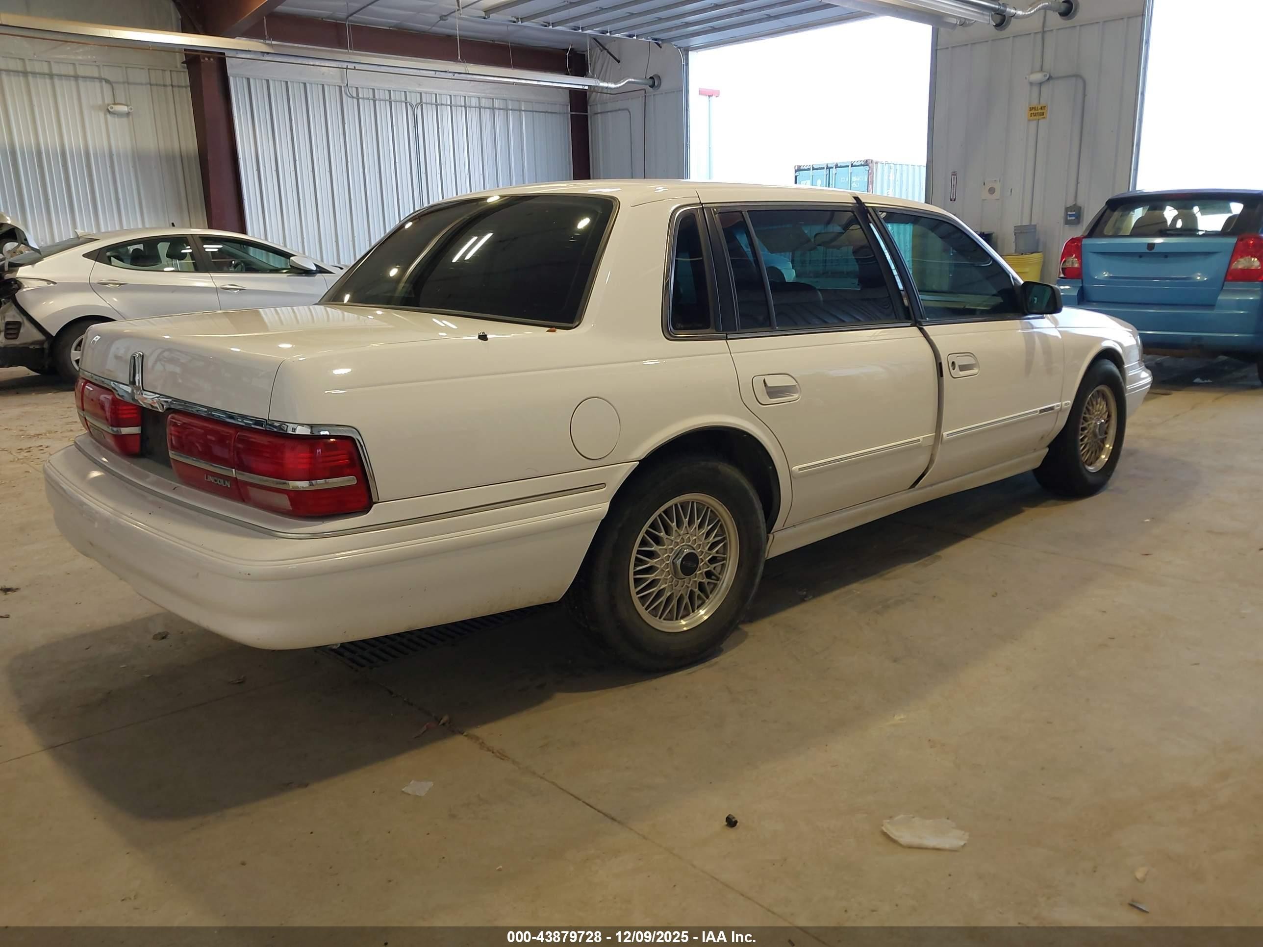 1994 Lincoln Continental Signature White vin: 1LNLM9840RY797289