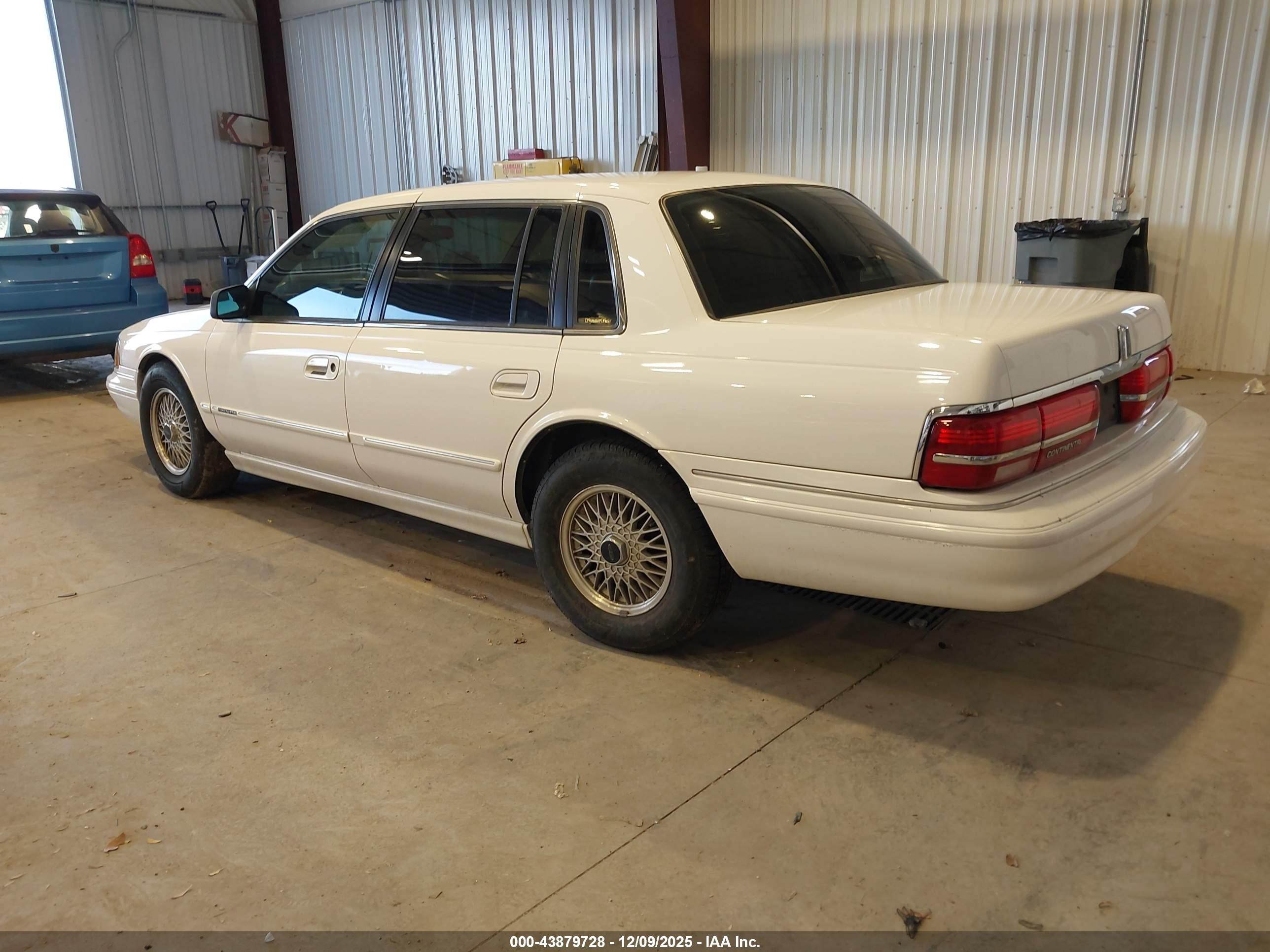 1994 Lincoln Continental Signature White vin: 1LNLM9840RY797289