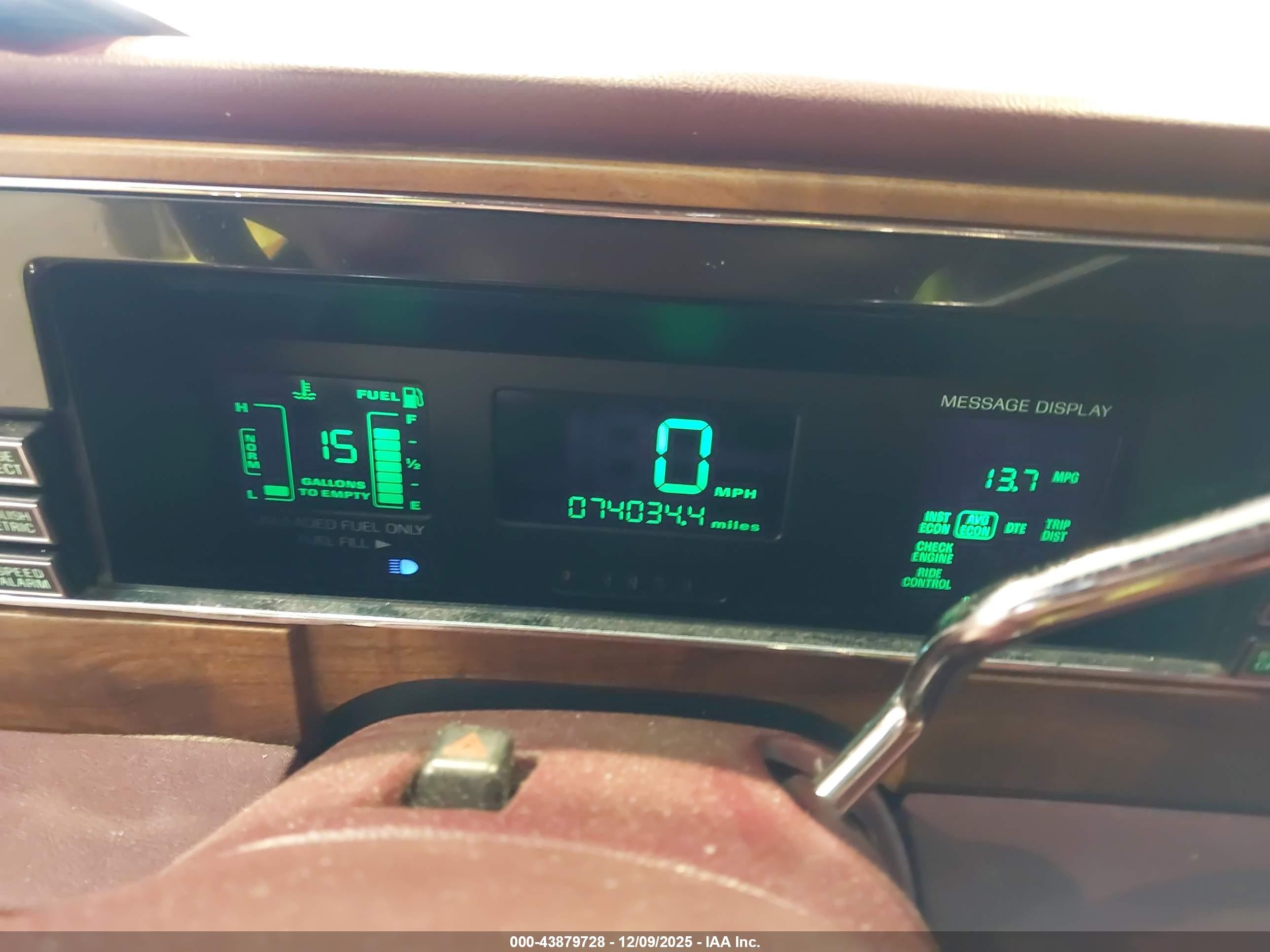 1994 Lincoln Continental Signature White vin: 1LNLM9840RY797289