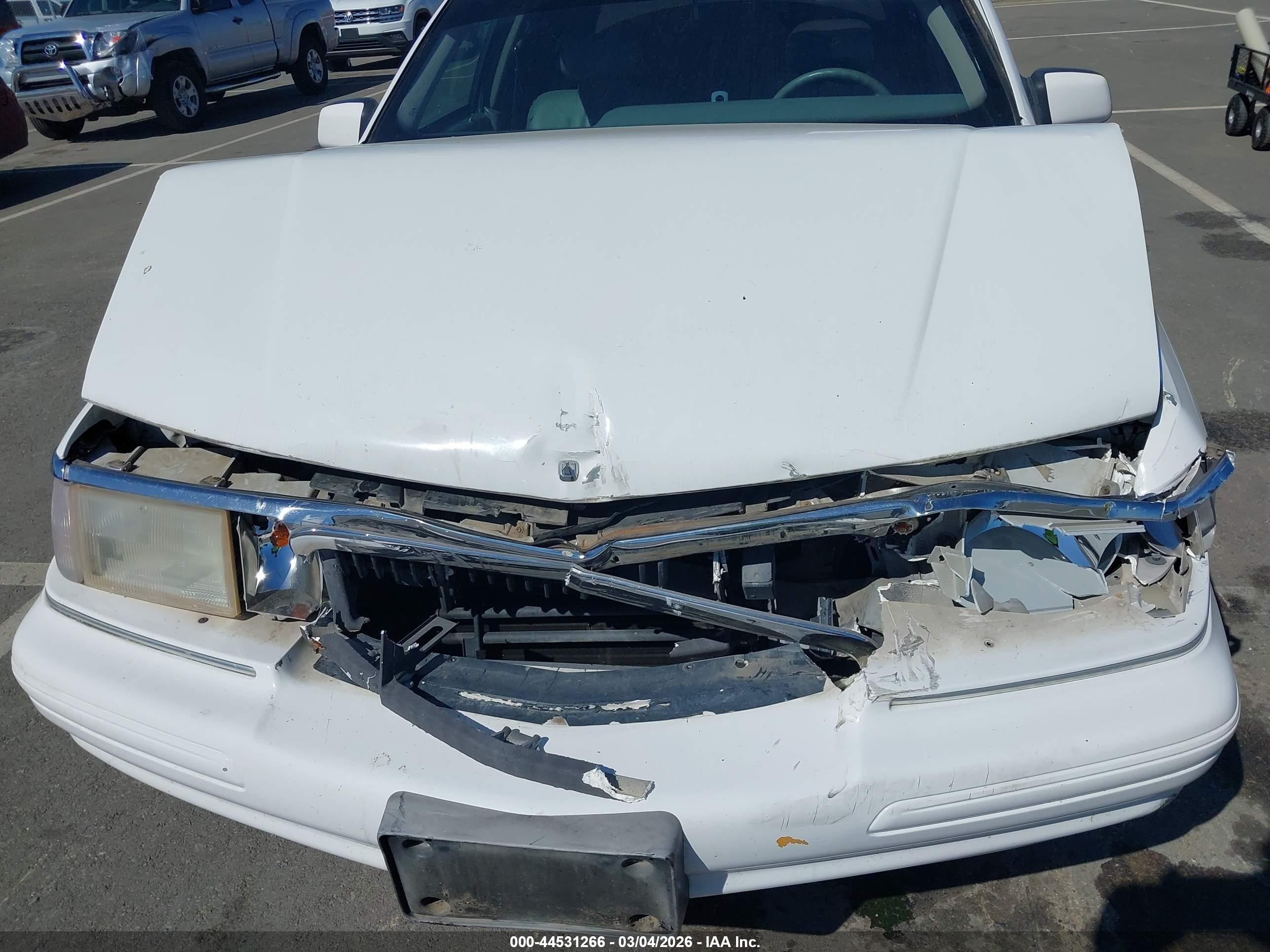 1994 Lincoln Continental Signature White vin: 1LNLM9847RY795619