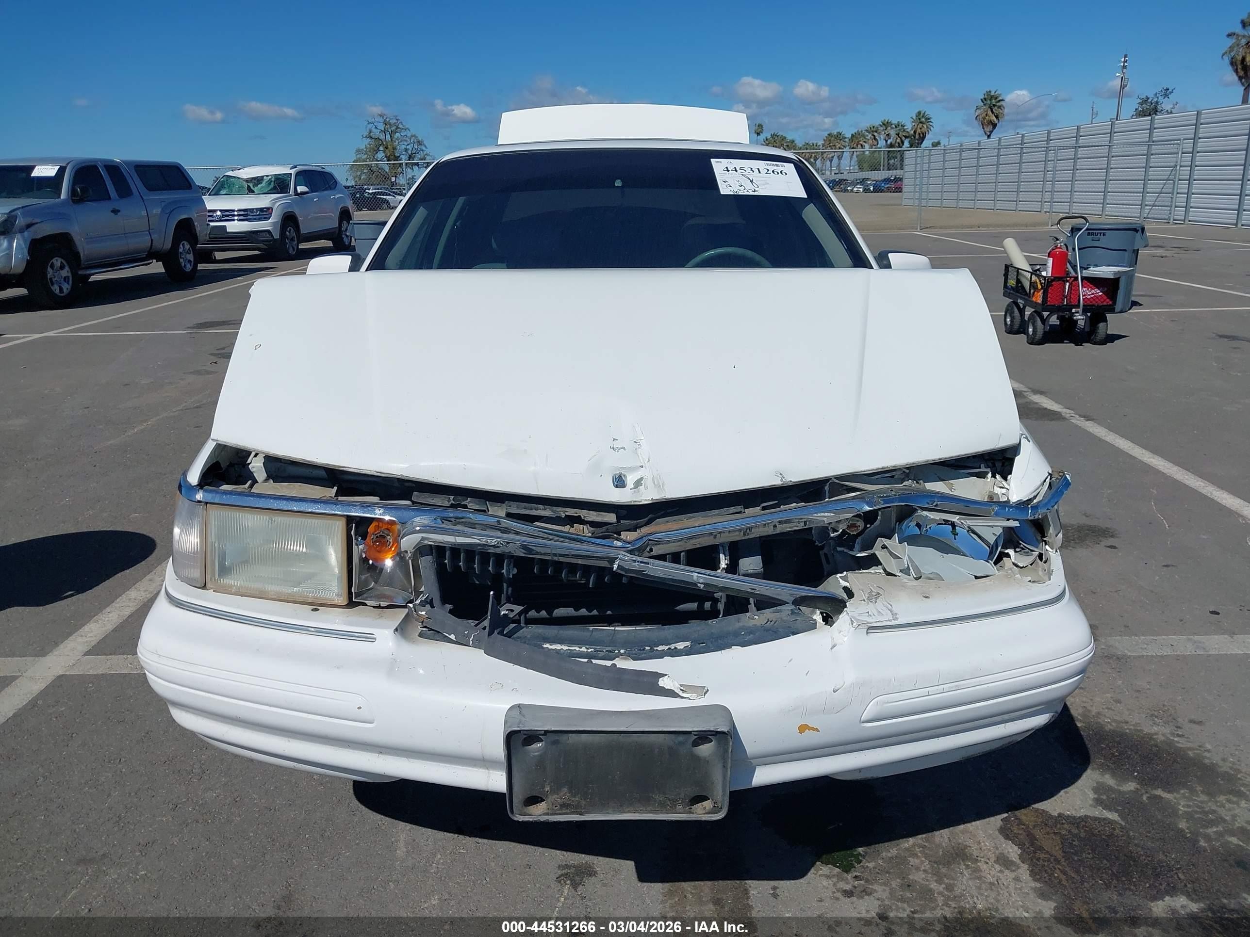 1994 Lincoln Continental Signature White vin: 1LNLM9847RY795619
