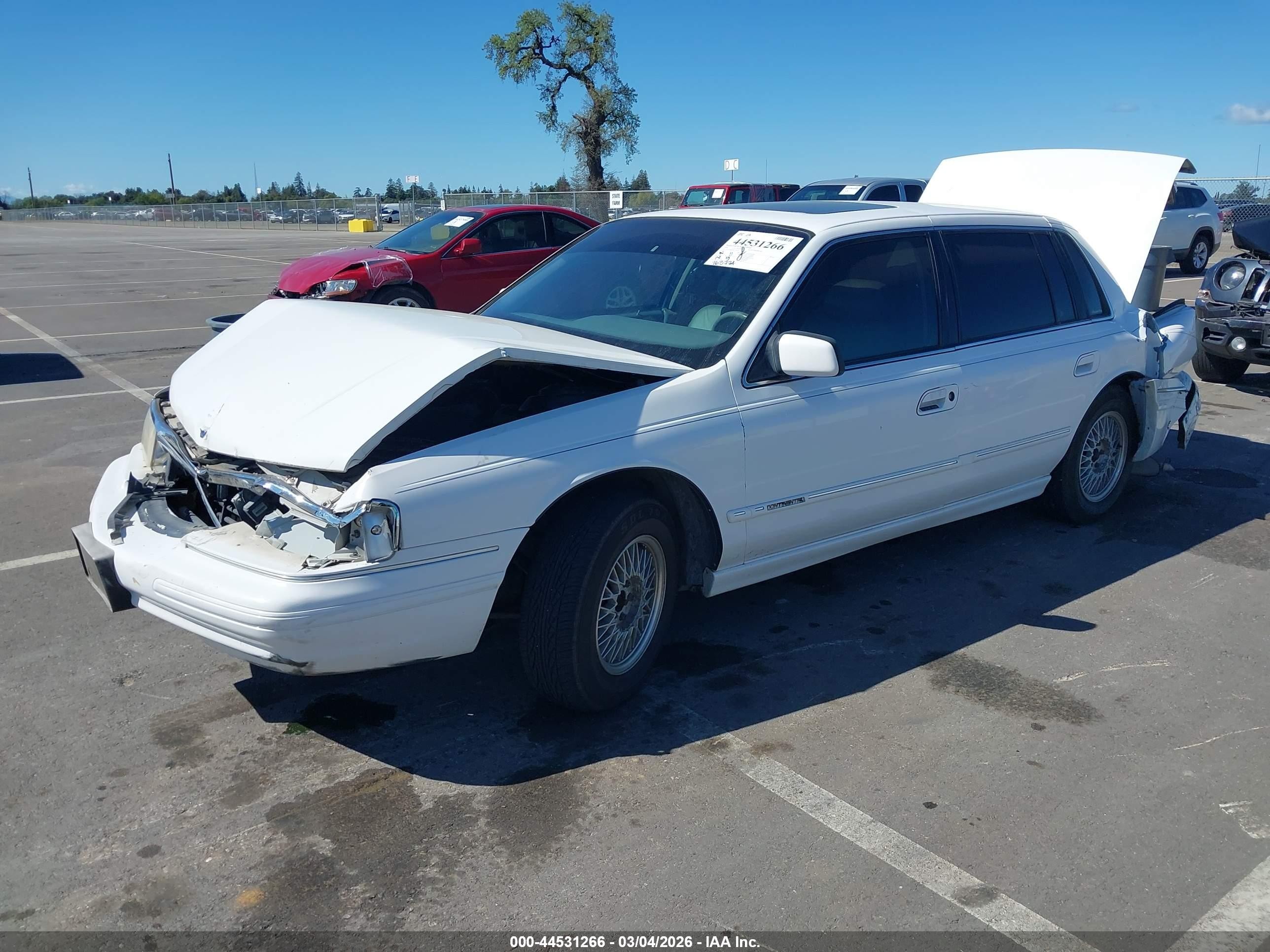1994 Lincoln Continental Signature White vin: 1LNLM9847RY795619
