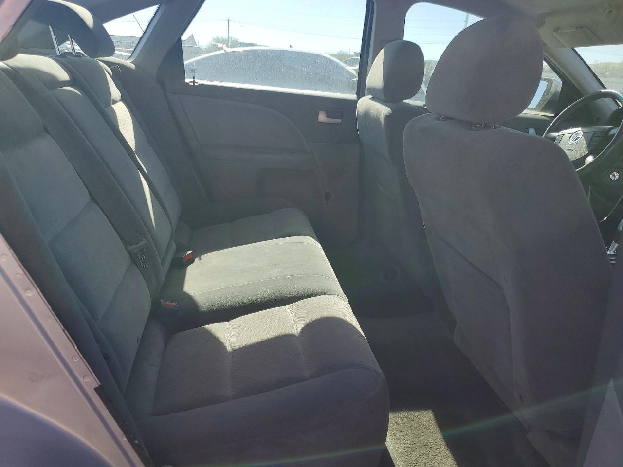 2005 Mercury Montego Luxury Silver vin: 1MEFM40125G606797