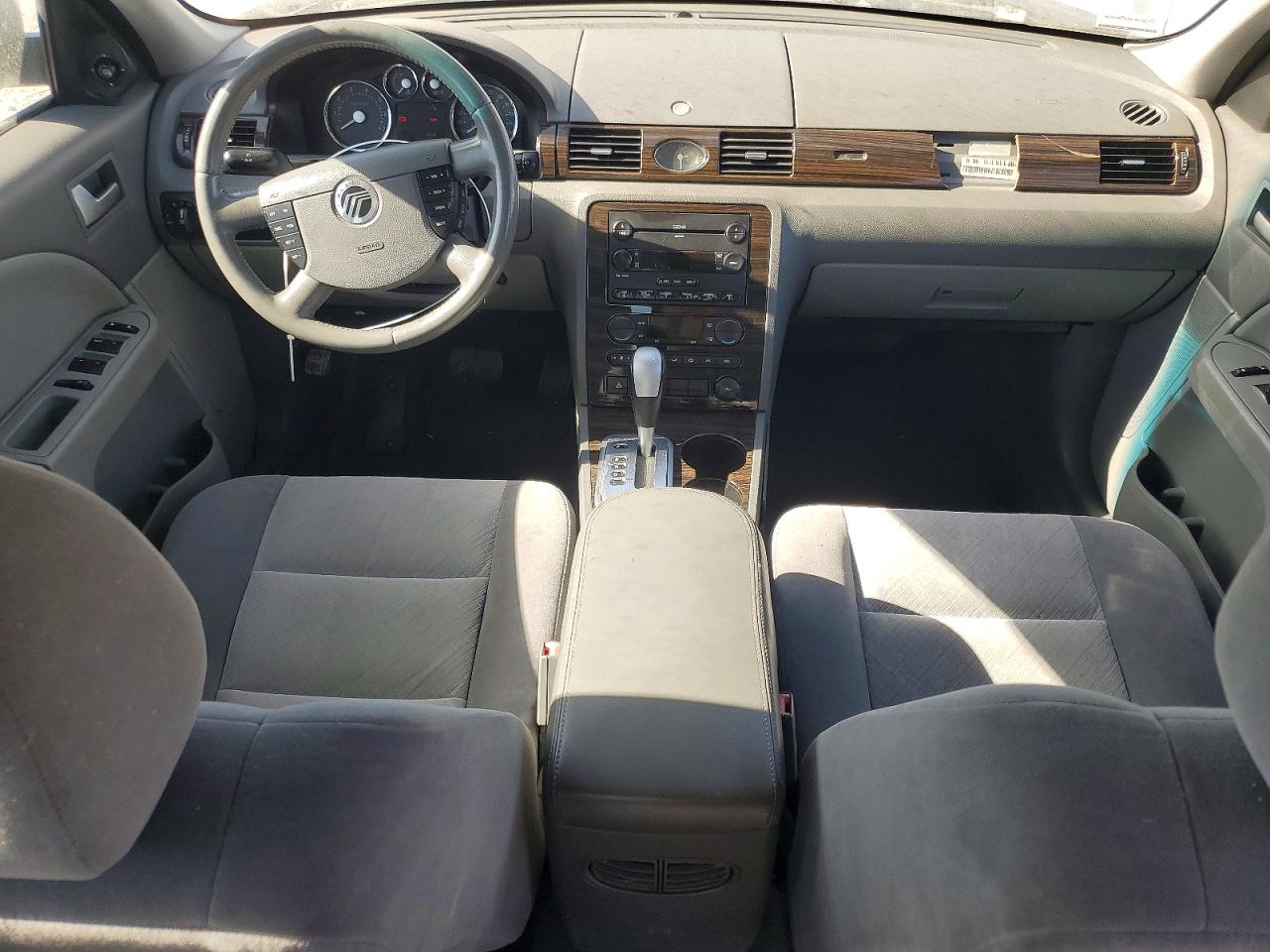 2005 Mercury Montego Luxury Silver vin: 1MEFM40125G606797