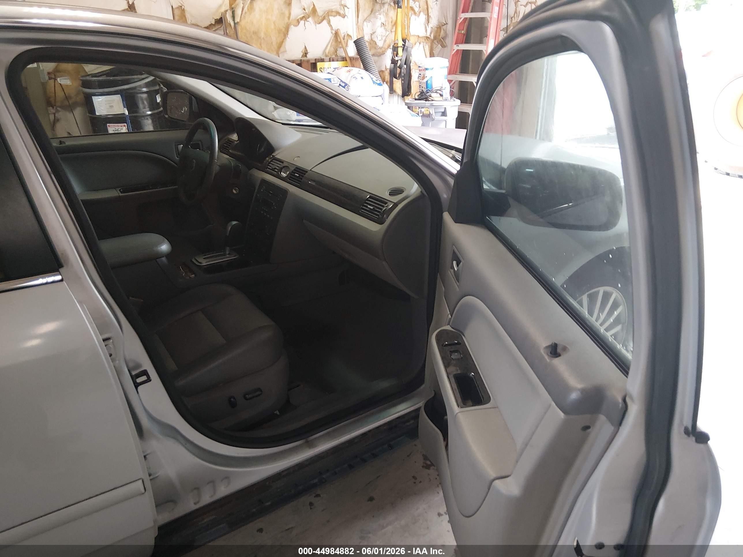 2005 Mercury Montego Premier Silver vin: 1MEFM42185G608180
