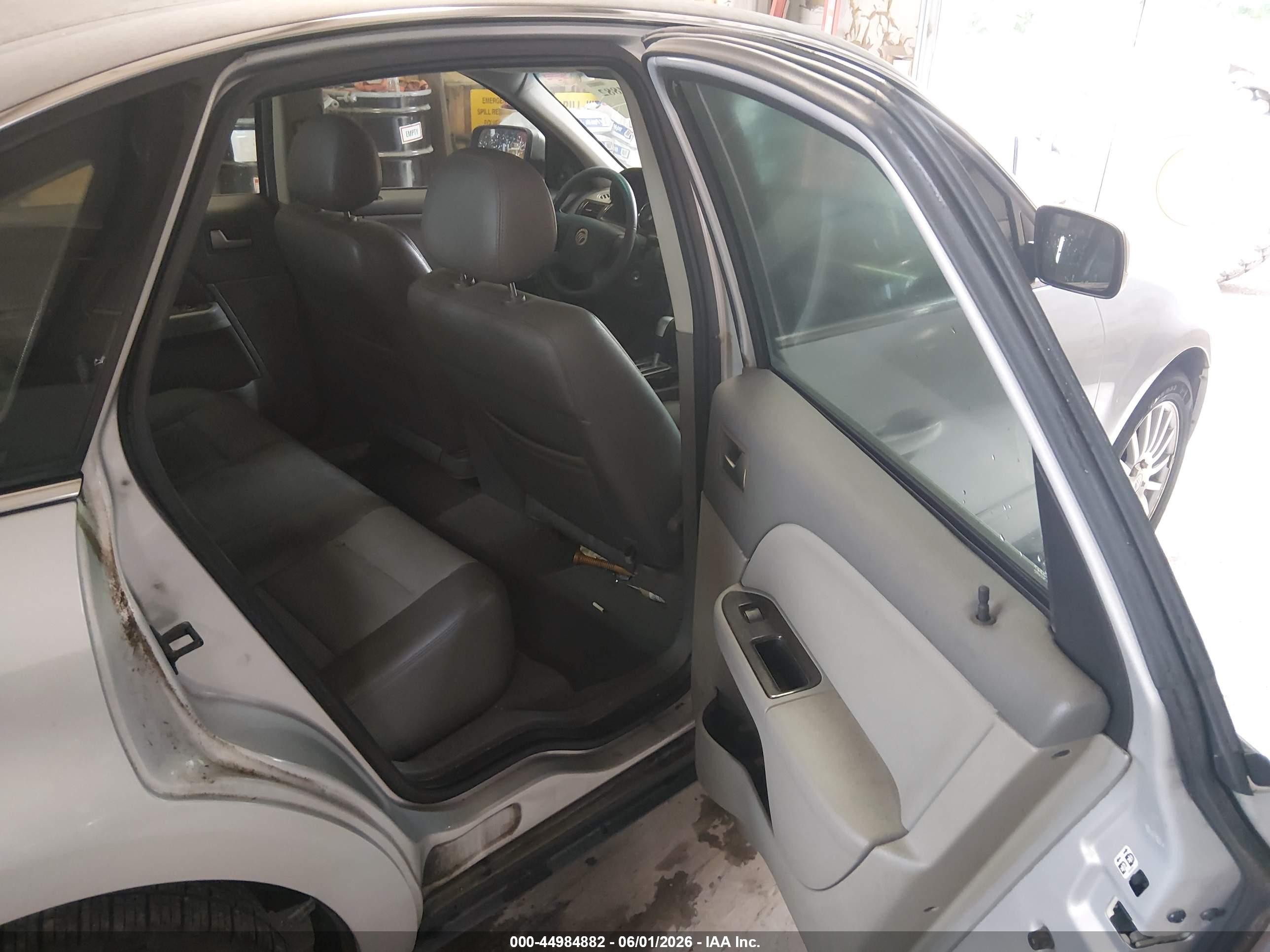 2005 Mercury Montego Premier Silver vin: 1MEFM42185G608180