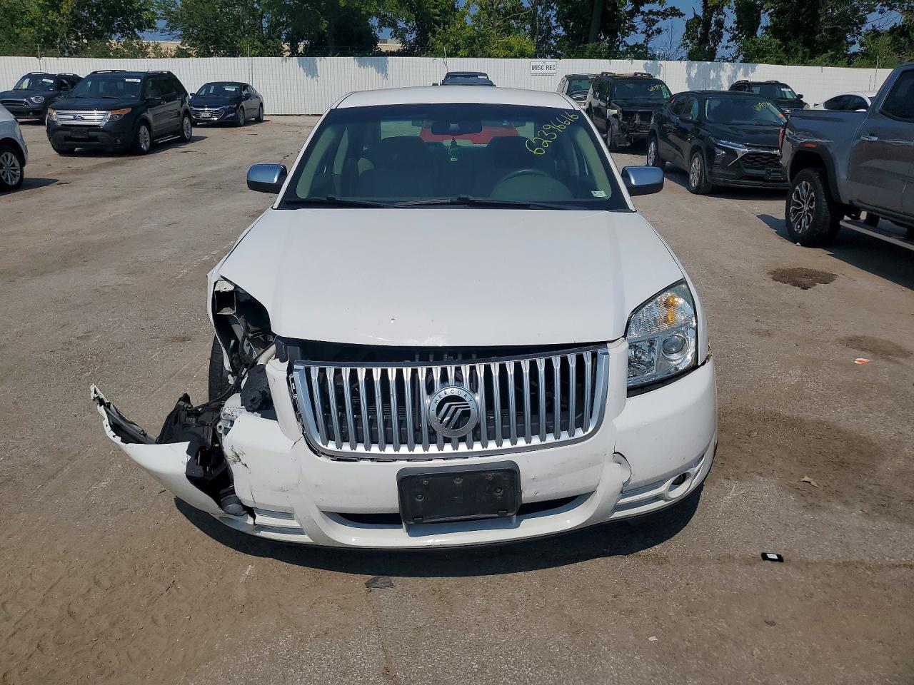 2008 Mercury Sable Luxury White vin: 1MEHM40W48G611086