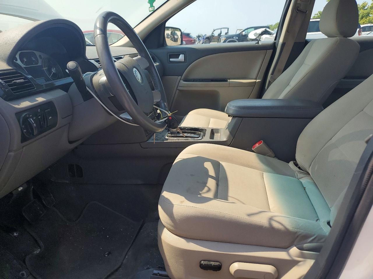 2008 Mercury Sable Luxury White vin: 1MEHM40W48G611086
