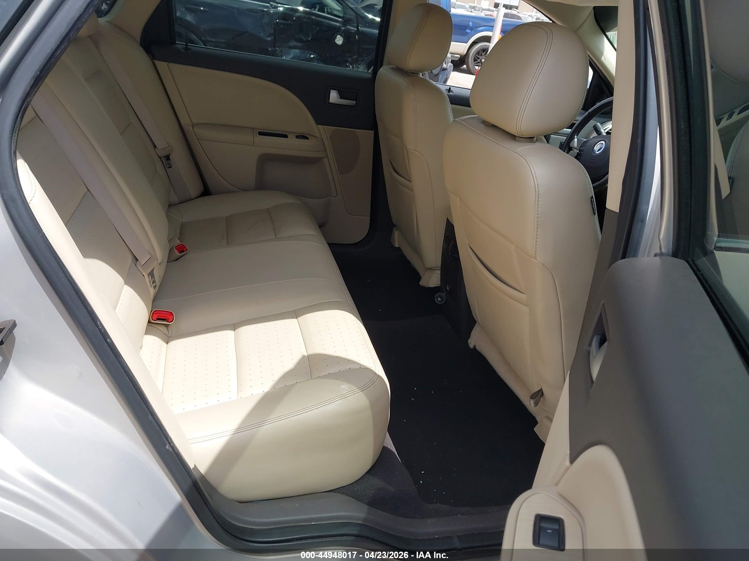 2009 Mercury Sable Premier Silver vin: 1MEHM42W79G633162