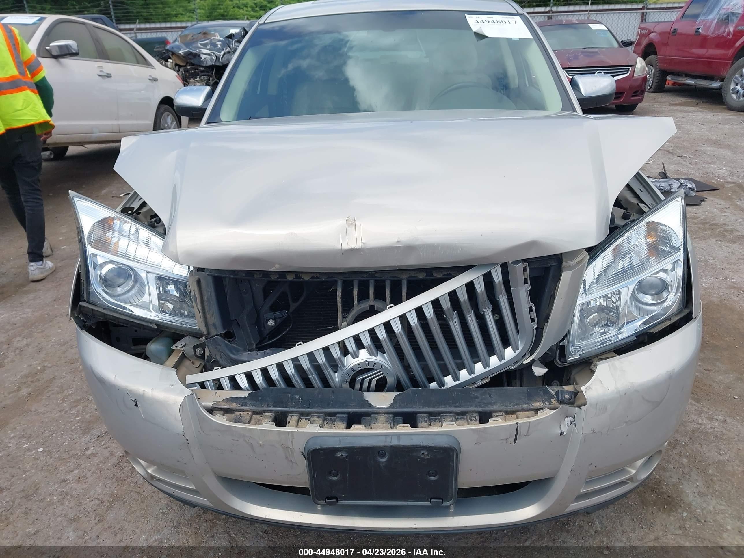 2009 Mercury Sable Premier Silver vin: 1MEHM42W79G633162