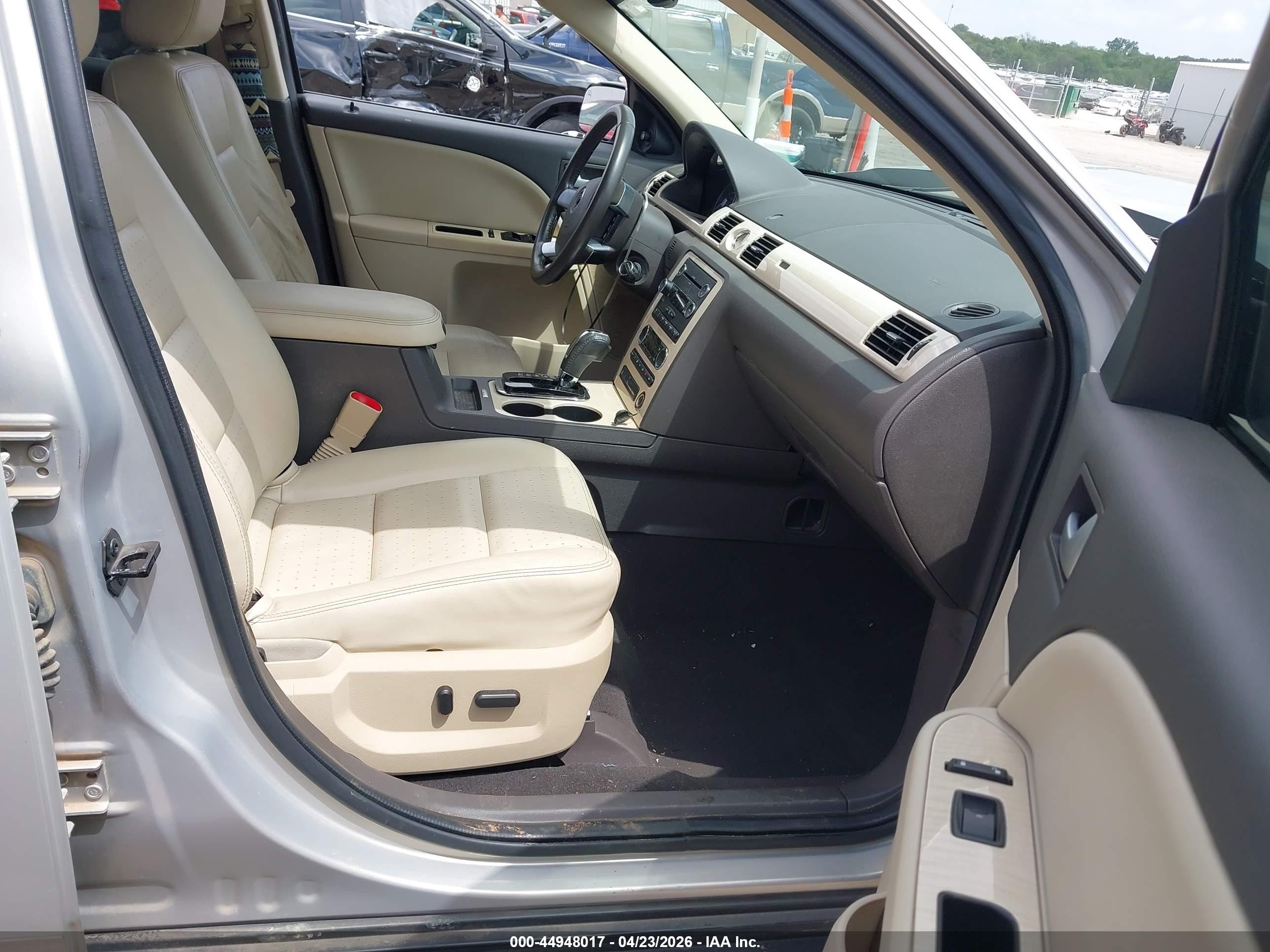 2009 Mercury Sable Premier Silver vin: 1MEHM42W79G633162