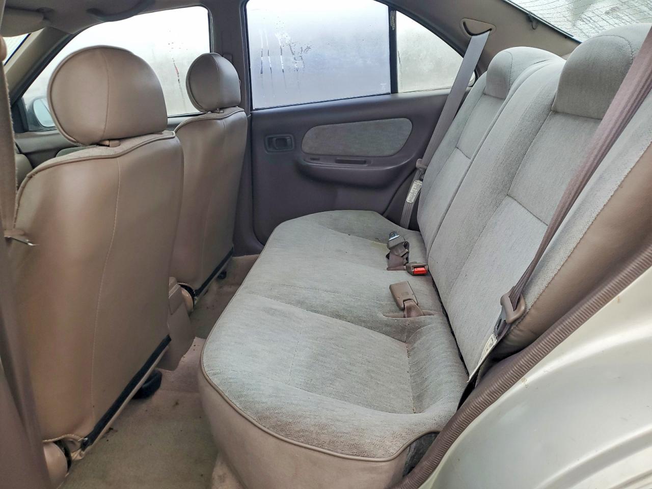 1997 Nissan Sentra Base Silver vin: 1N4AB41D3VC746221