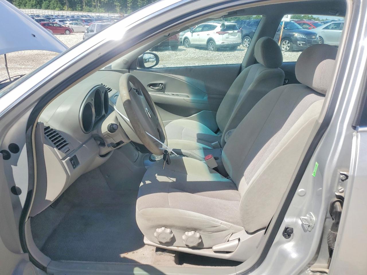 2004 Nissan Altima 2.5 Silver vin: 1N4AL11D04C143463