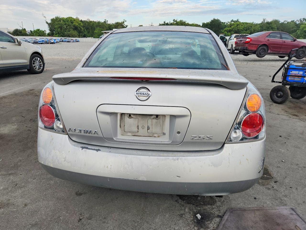 2004 Nissan Altima 2.5 Silver vin: 1N4AL11D04C145357