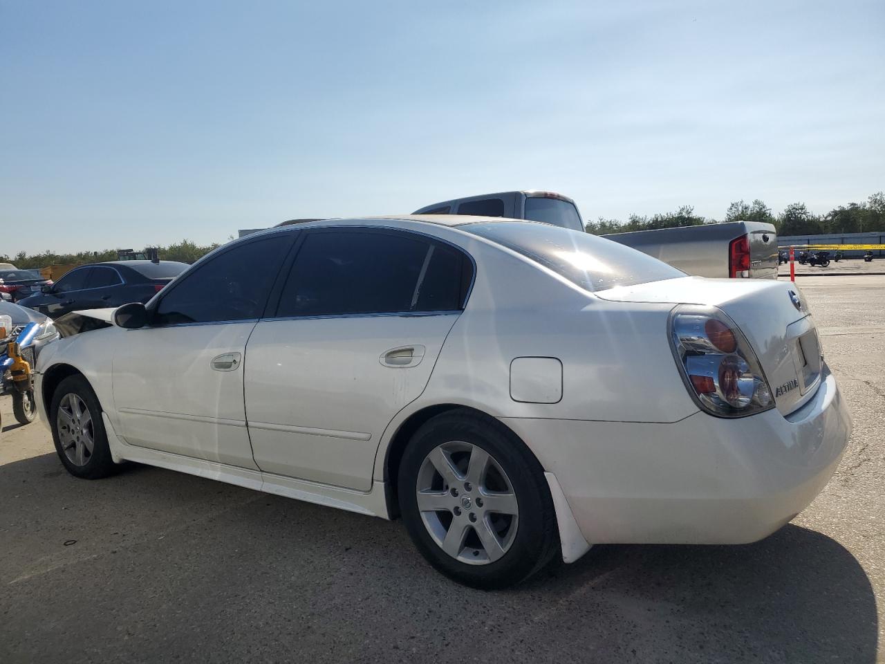 2003 Nissan Altima Base Белый vin: 1N4AL11D13C210070
