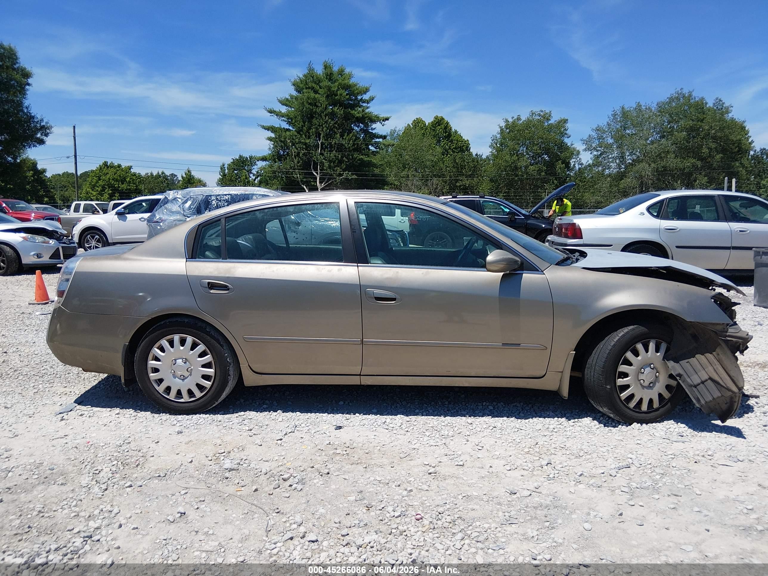 2003 Nissan Altima 2.5 S Gold vin: 1N4AL11D13C223028