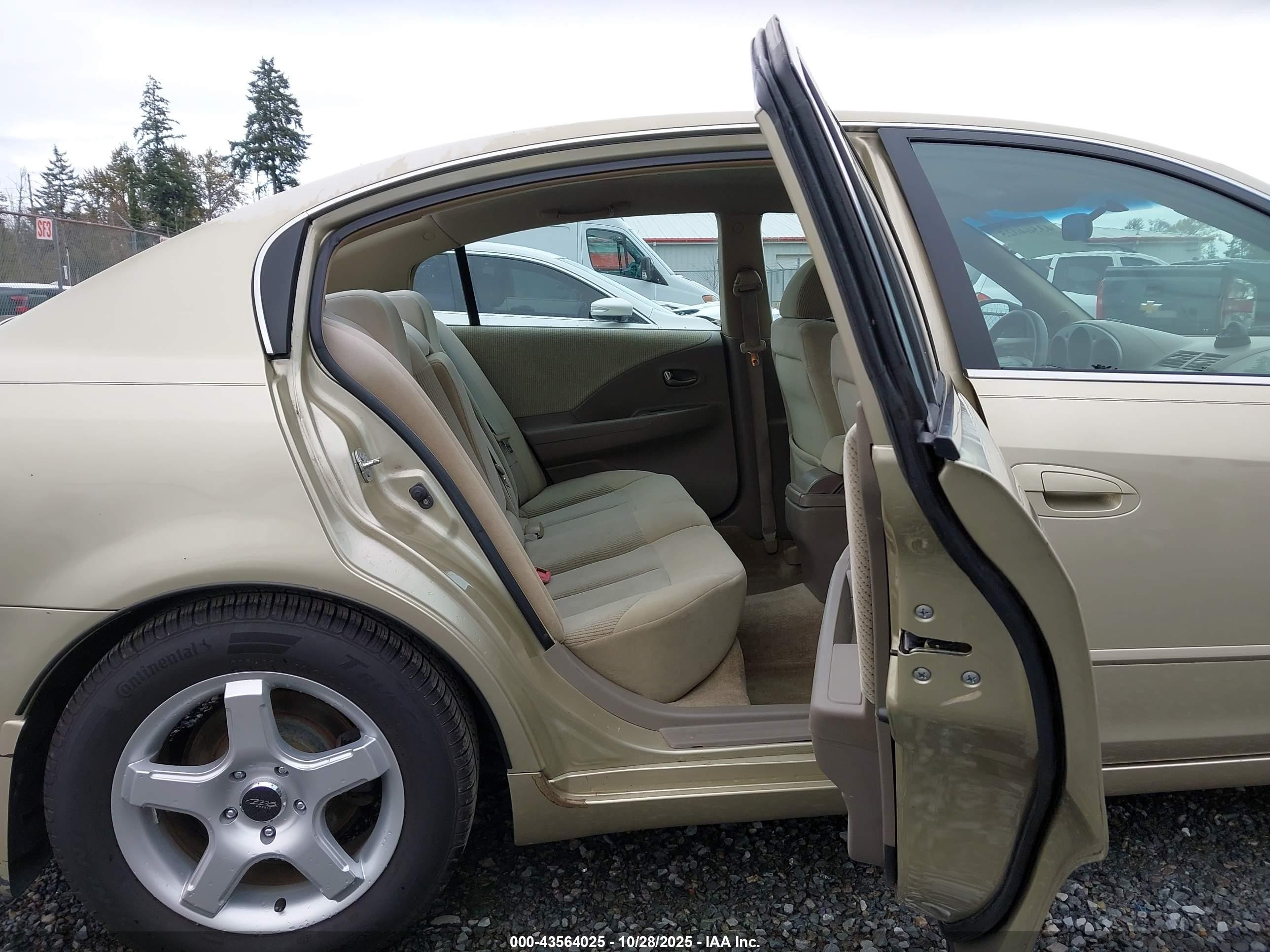 2003 Nissan Altima 2.5 S Gold vin: 1N4AL11D13C306085