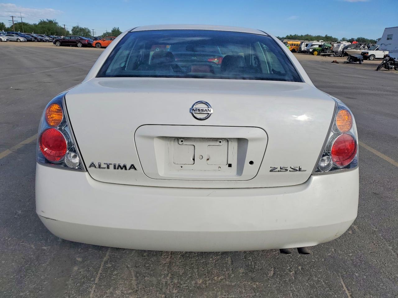 2002 Nissan Altima 2.5 White vin: 1N4AL11D32C147133
