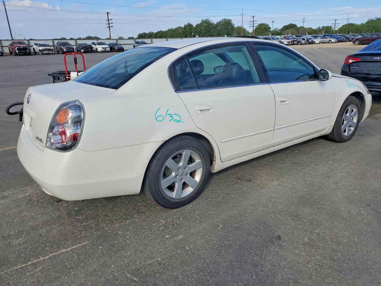 2002 Nissan Altima 2.5 White vin: 1N4AL11D32C147133