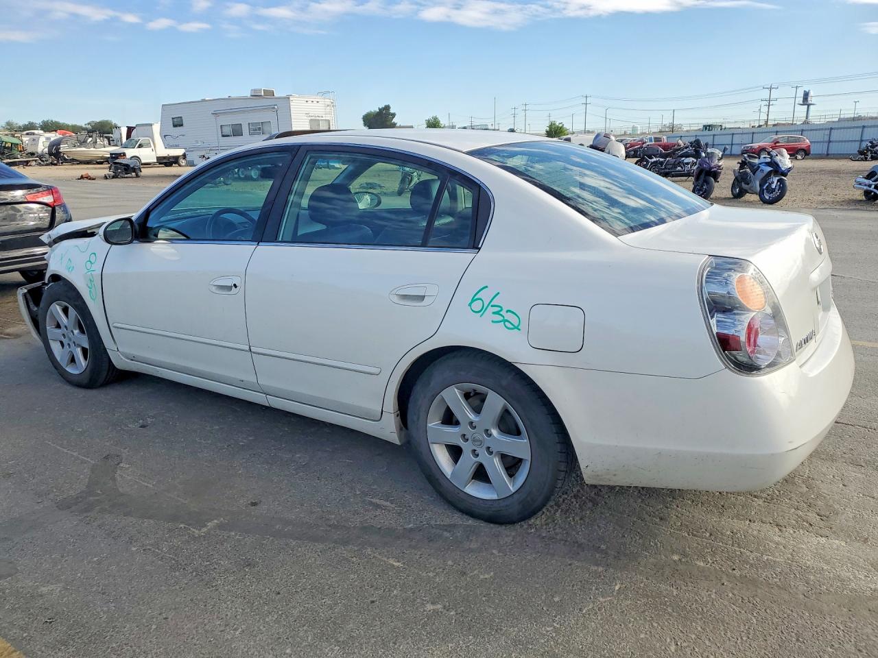 2002 Nissan Altima 2.5 White vin: 1N4AL11D32C147133