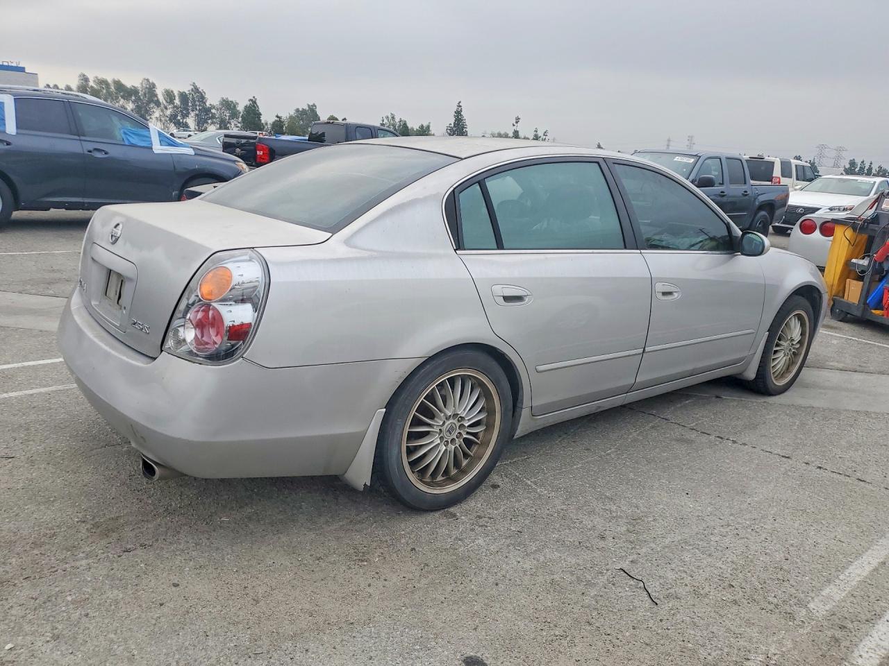 2004 Nissan Altima 2.5 Серебряный vin: 1N4AL11D34C185884