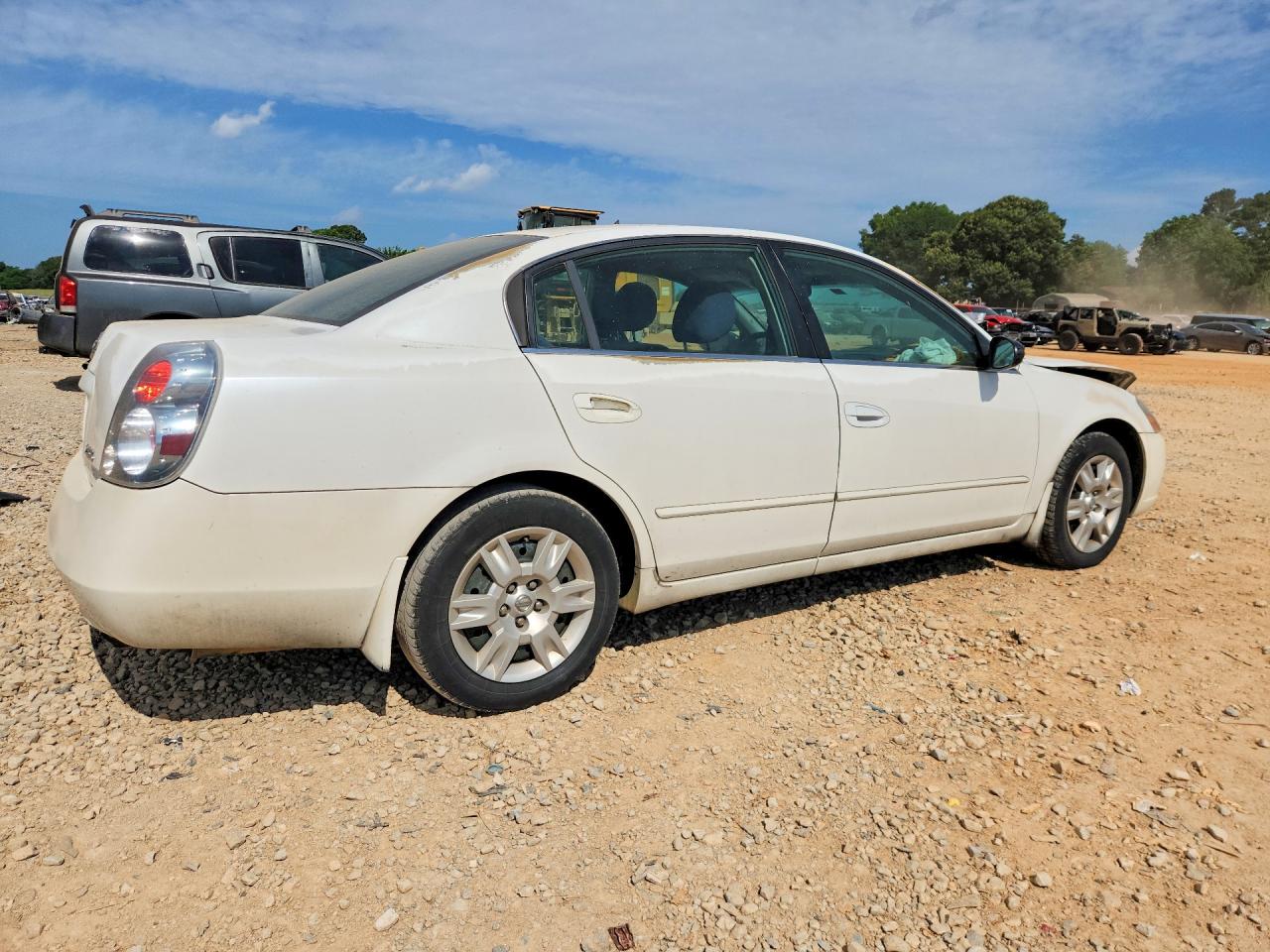 2005 Nissan Altima 2.5 White vin: 1N4AL11D55C267178