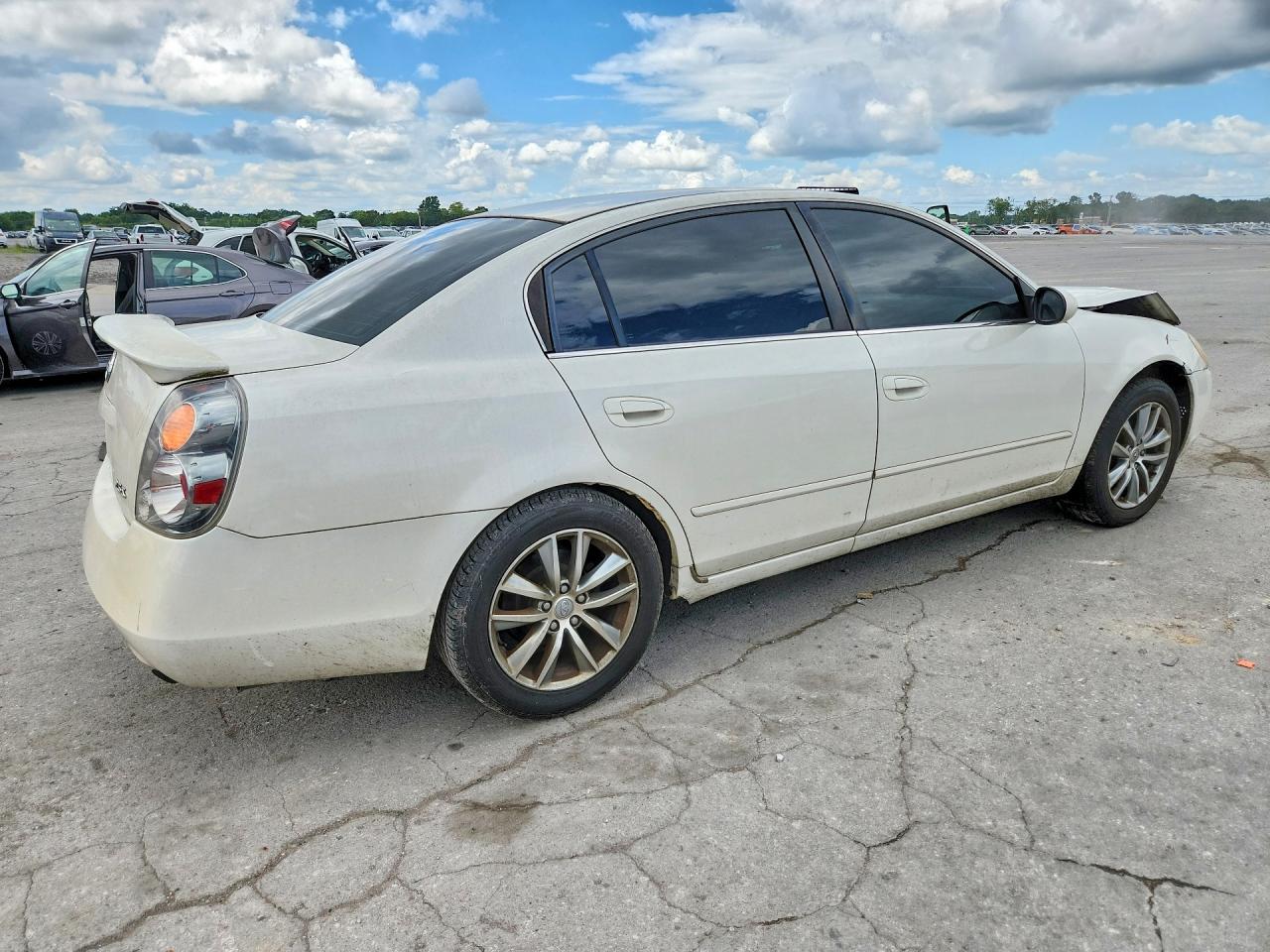 2004 Nissan Altima 2.5 White vin: 1N4AL11D74C178467