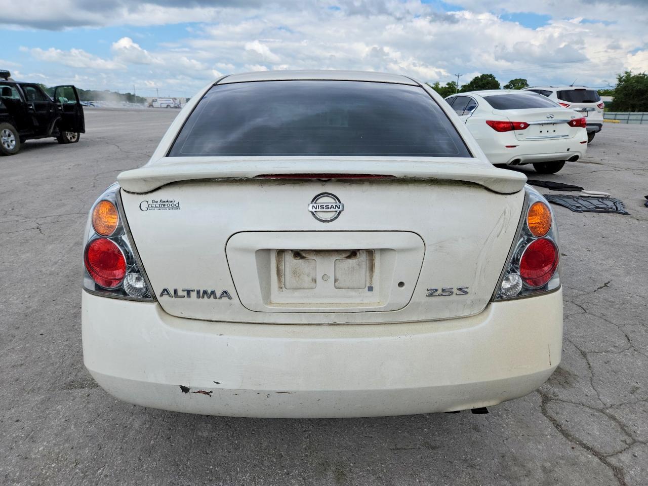 2004 Nissan Altima 2.5 White vin: 1N4AL11D74C178467