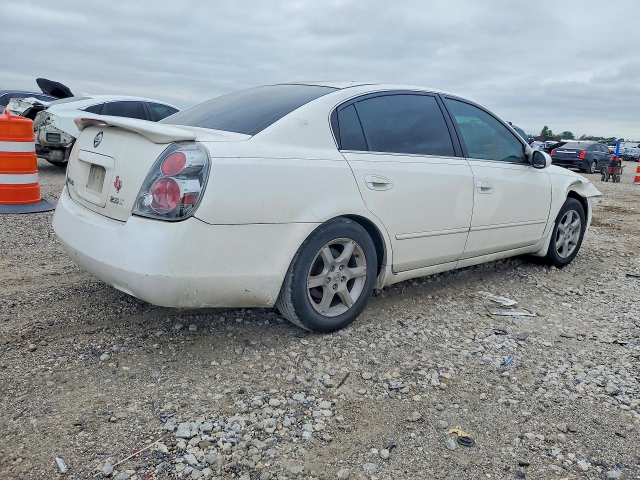 2005 Nissan Altima 2.5 White vin: 1N4AL11D95C278667