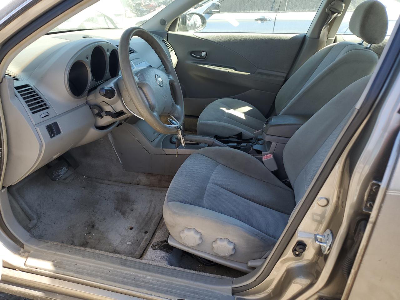 2002 Nissan Altima Base Beige vin: 1N4AL11DX2C173132