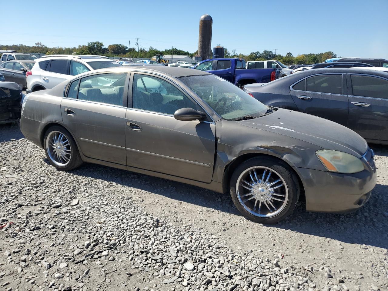 2002 Nissan Altima Base Beige vin: 1N4AL11DX2C173132