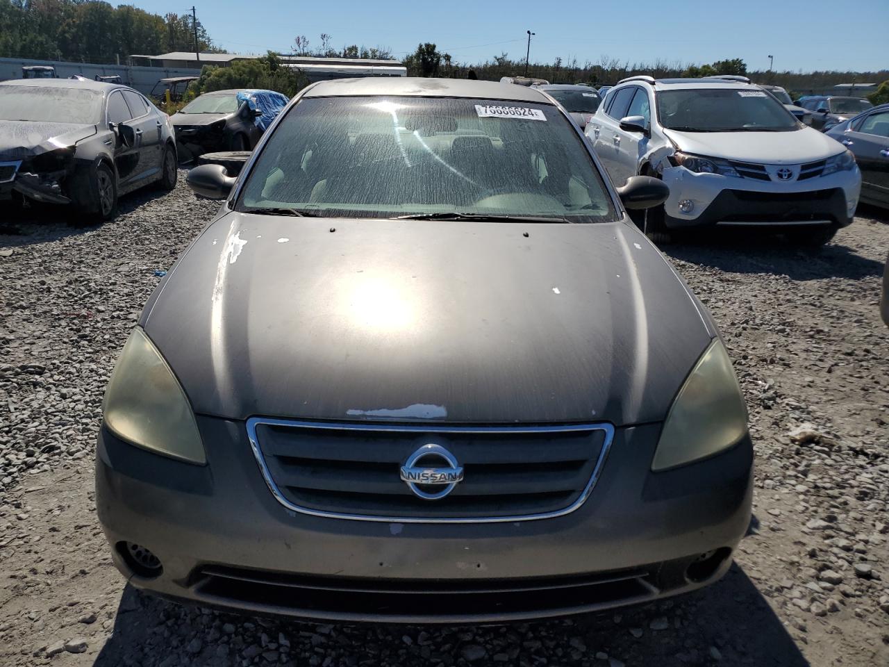 2002 Nissan Altima Base Beige vin: 1N4AL11DX2C173132