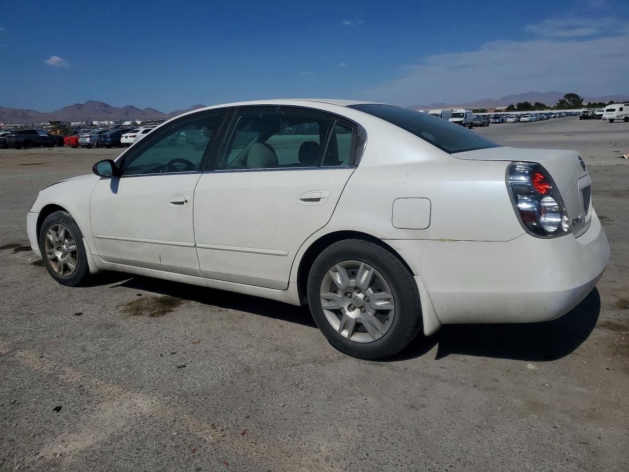 2005 Nissan Altima 2.5 Белый vin: 1N4AL11DX5C221782