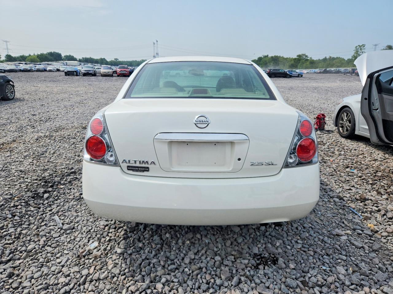 2005 Nissan Altima 2.5 White vin: 1N4AL11E75C326479