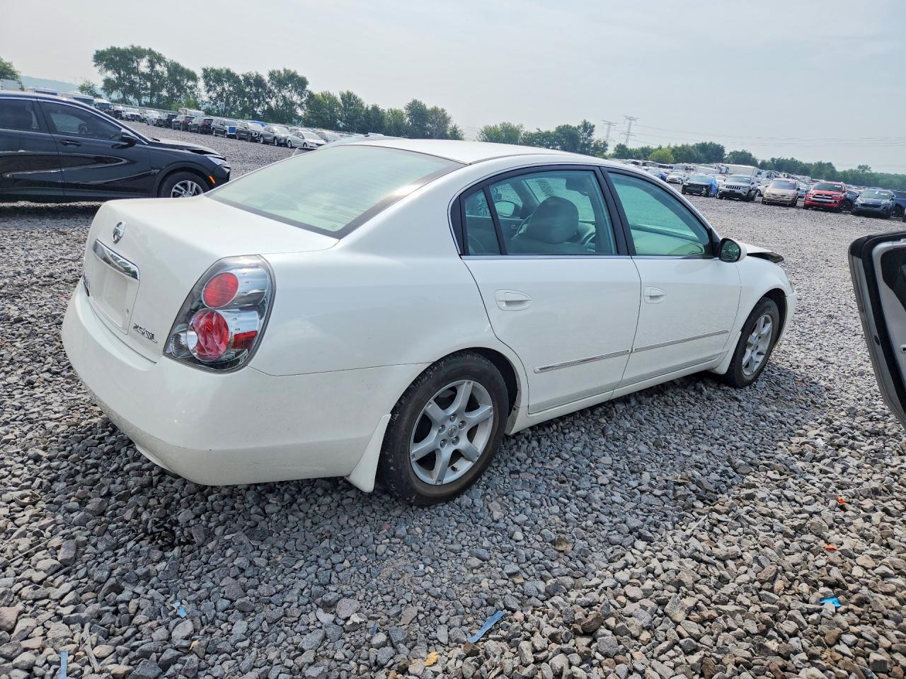 2005 Nissan Altima 2.5 White vin: 1N4AL11E75C326479