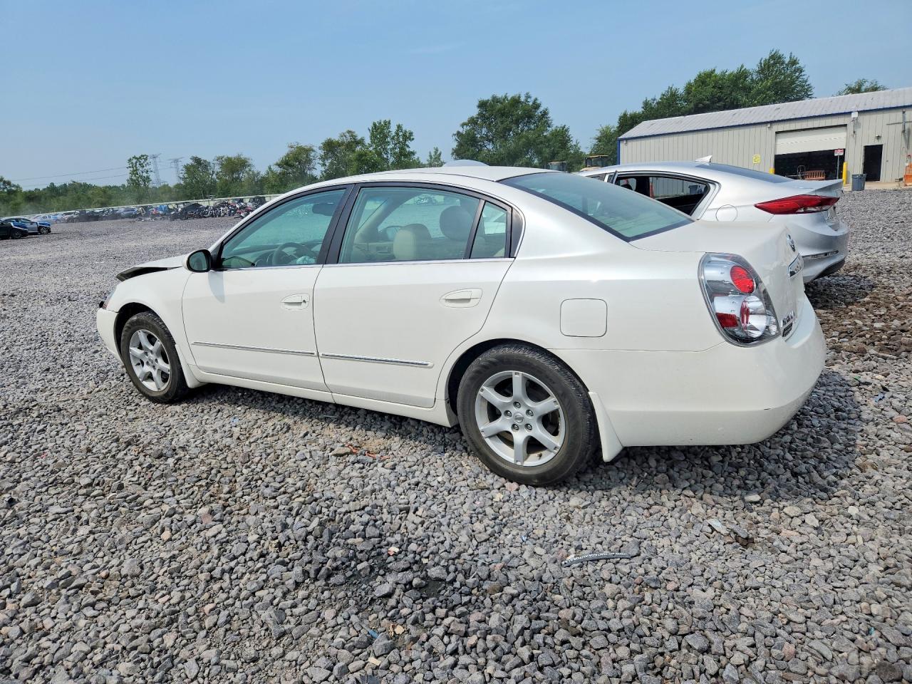 2005 Nissan Altima 2.5 White vin: 1N4AL11E75C326479