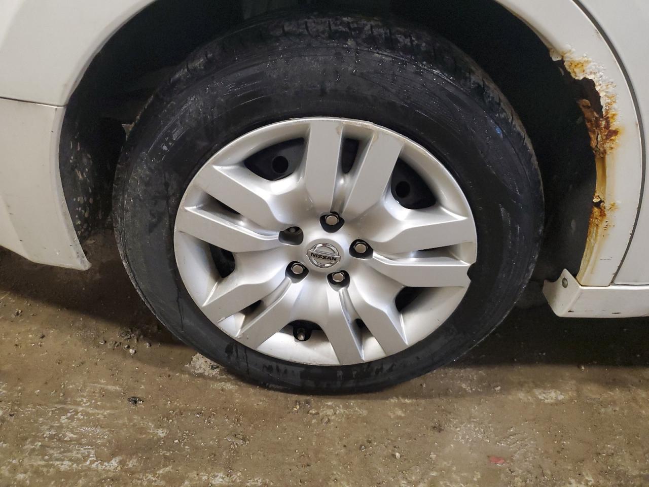 2009 Nissan Altima 2.5 White vin: 1N4AL21E09N447287 Damage: Right Rear Wheel Cover, Broken, Replacement Required