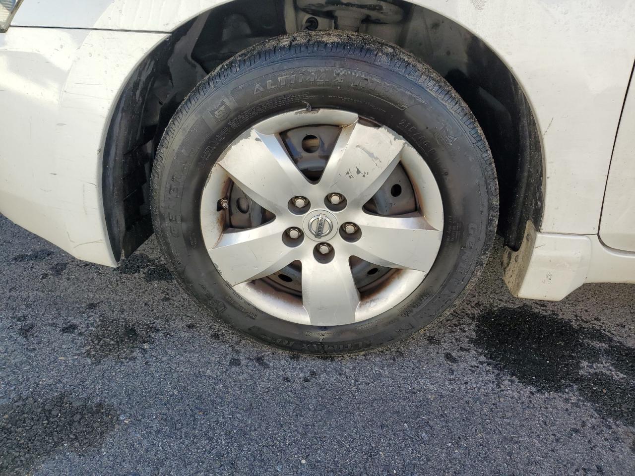 2008 Nissan Altima 2.5 White vin: 1N4AL21E38N430255 Damage: Left Front Wheel Cover, Broken, Replacement Required