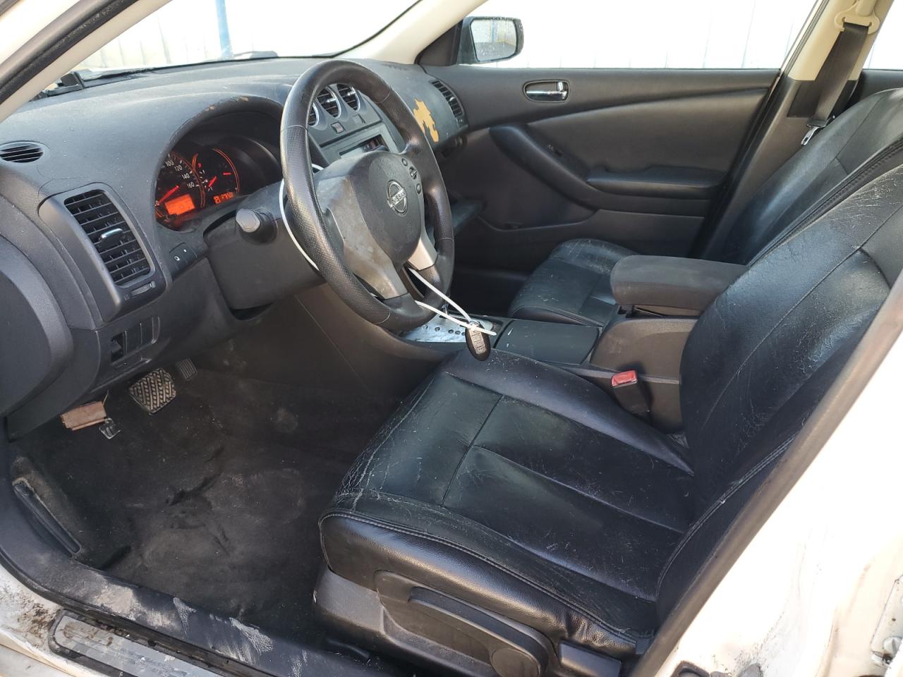 2008 Nissan Altima 2.5 White vin: 1N4AL21E38N430255 Damage: Left Front Seat Cushion, Worn, Acceptable