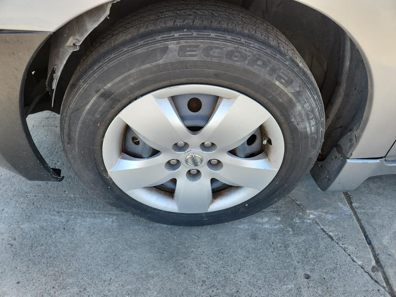 2007 Nissan Altima 2.5 Gray vin: 1N4AL21E77C163096 Damage: Left Front Wheel Cover, Curb Rash, > 12 Inches
