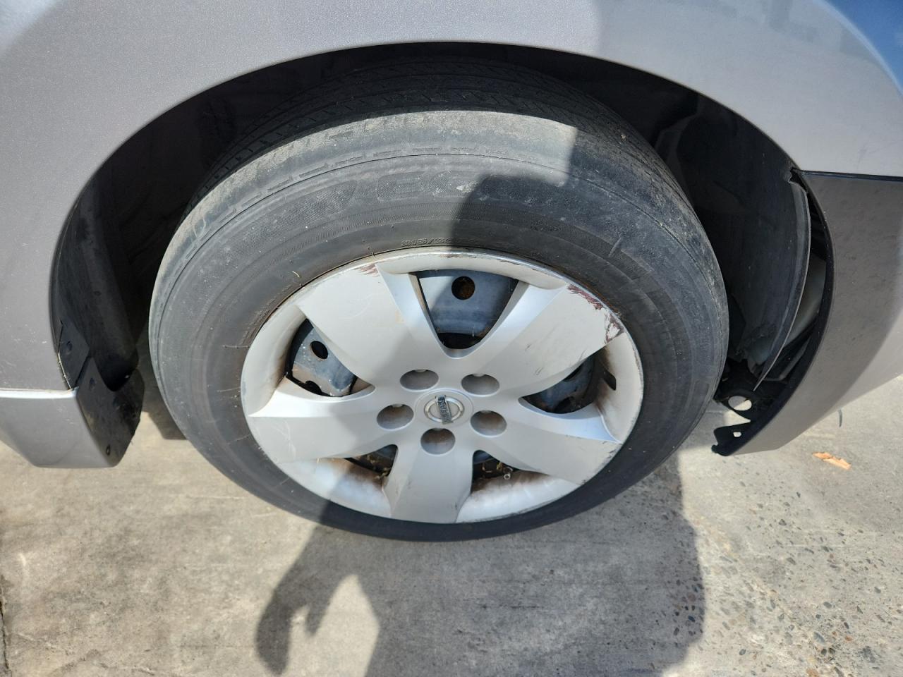 2007 Nissan Altima 2.5 Gray vin: 1N4AL21E77C163096 Damage: Right Front Wheel Cover, Curb Rash, > 12 Inches