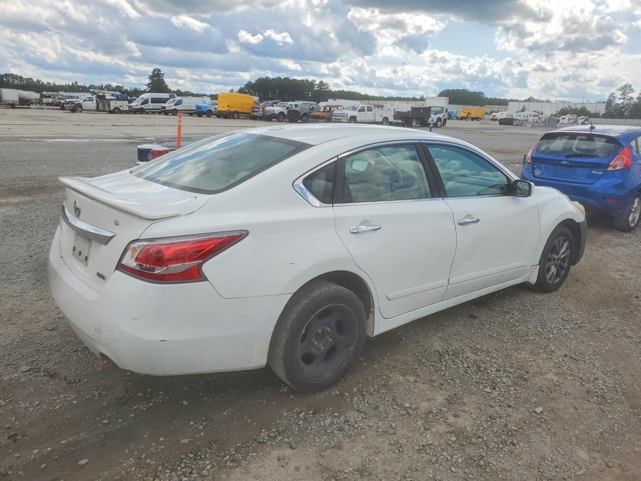 2015 Nissan Altima 2.5 S White vin: 1N4AL3AP0FN921452