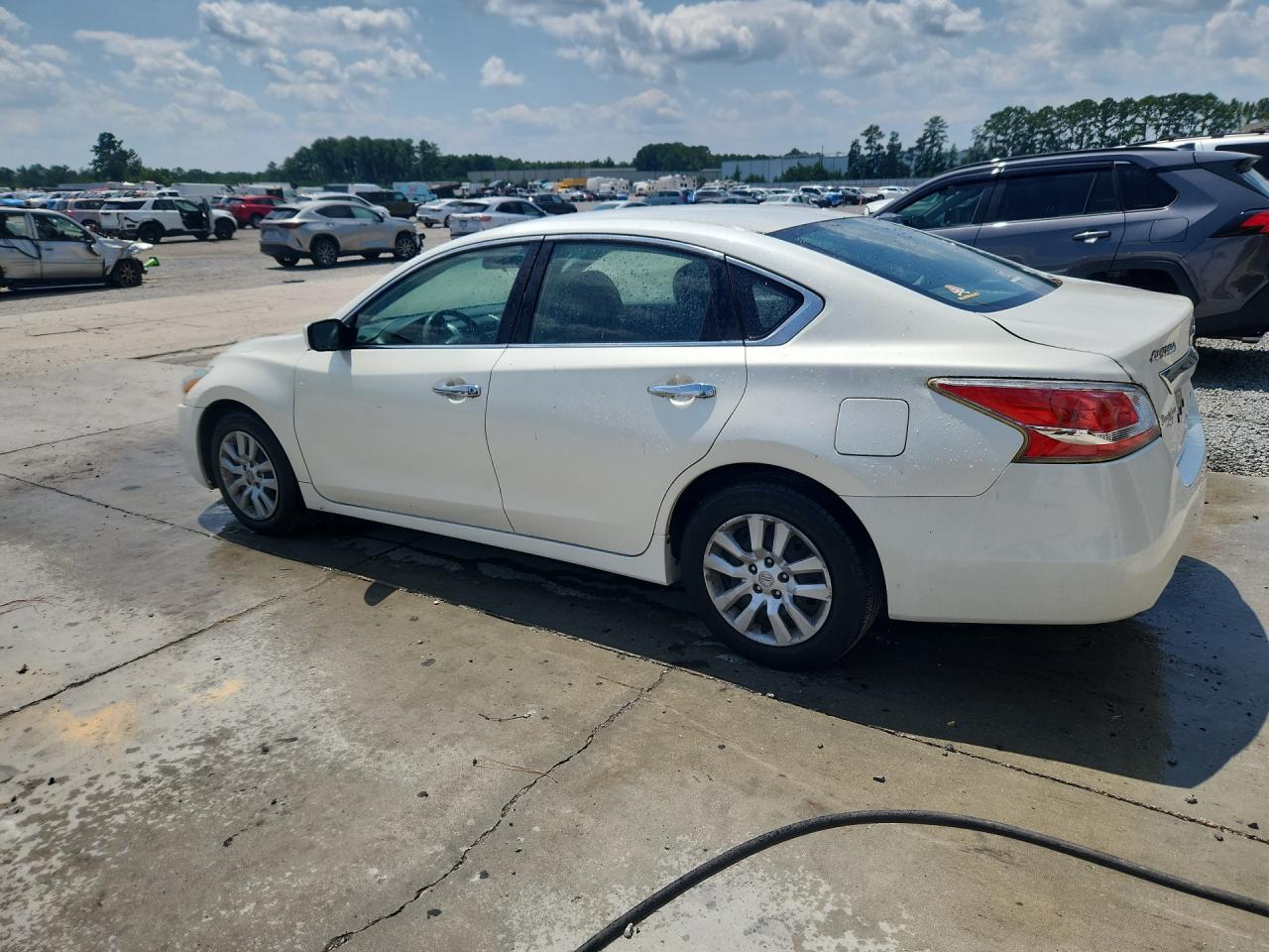 2013 Nissan Altima 2.5 White vin: 1N4AL3AP1DN459092 Damage: Left Qtr Panel, Dent(S) W/ Paint Dmg, 2 To 3 Inches