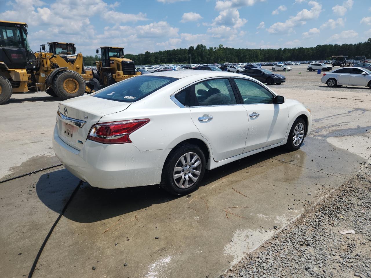 2013 Nissan Altima 2.5 White vin: 1N4AL3AP1DN459092 Damage: Right Qtr Panel, Dent(S) W/ Paint Dmg, 2 To 3 Inches