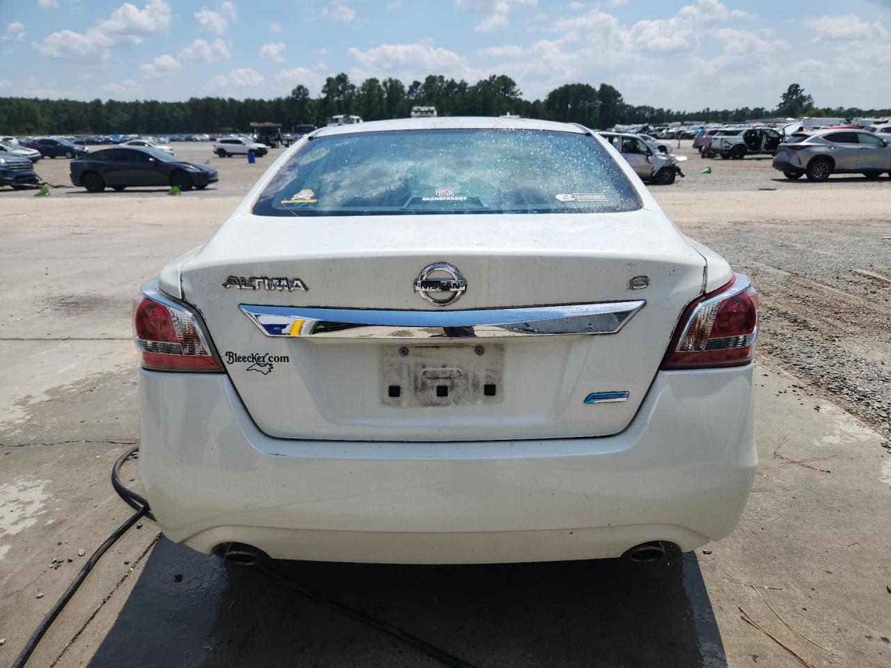 2013 Nissan Altima 2.5 White vin: 1N4AL3AP1DN459092 Damage: Rear Bumper, Heavy Scratch, > 12 Inches