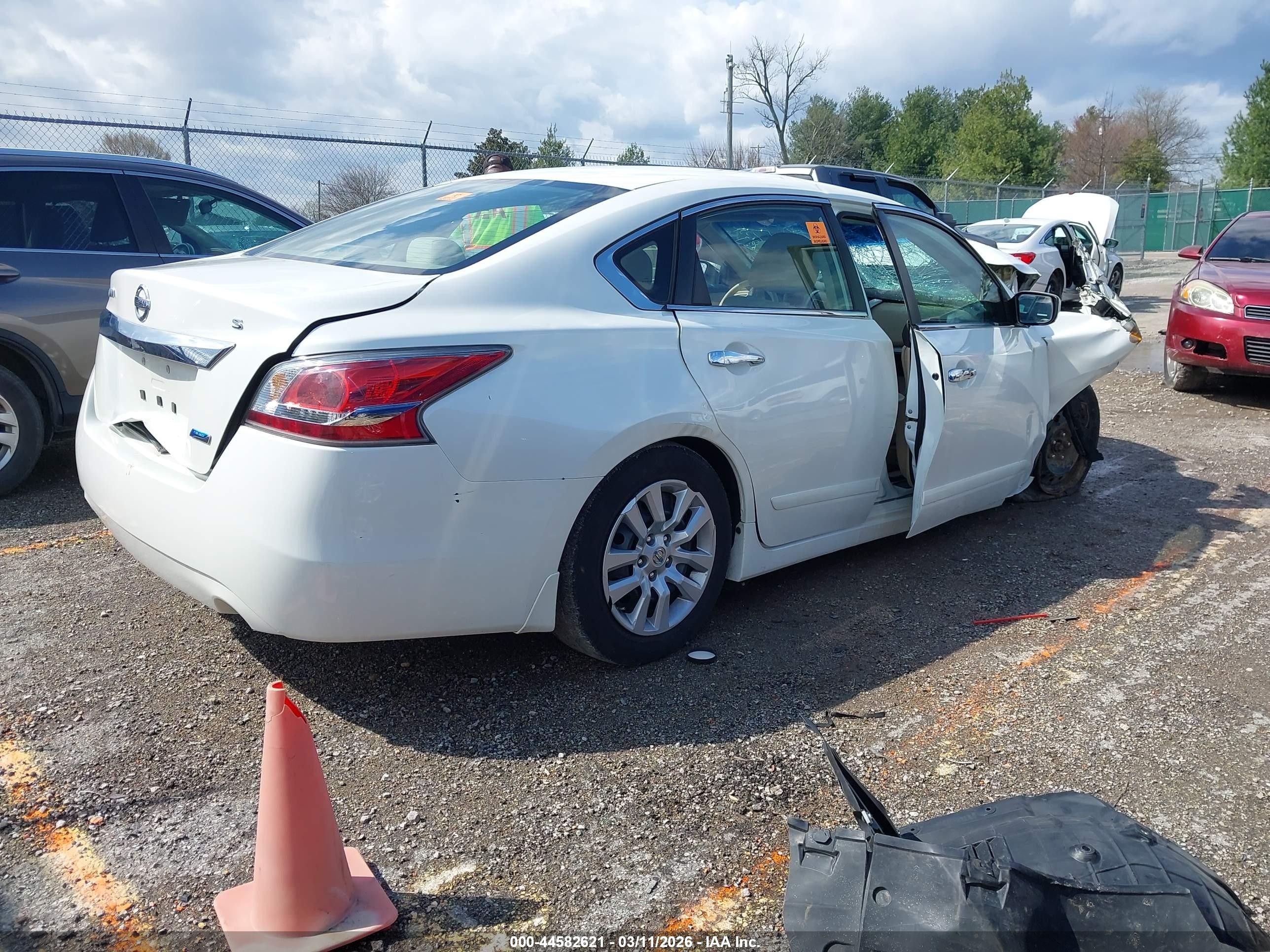2014 Nissan Altima 2.5 S White vin: 1N4AL3AP1EC278409