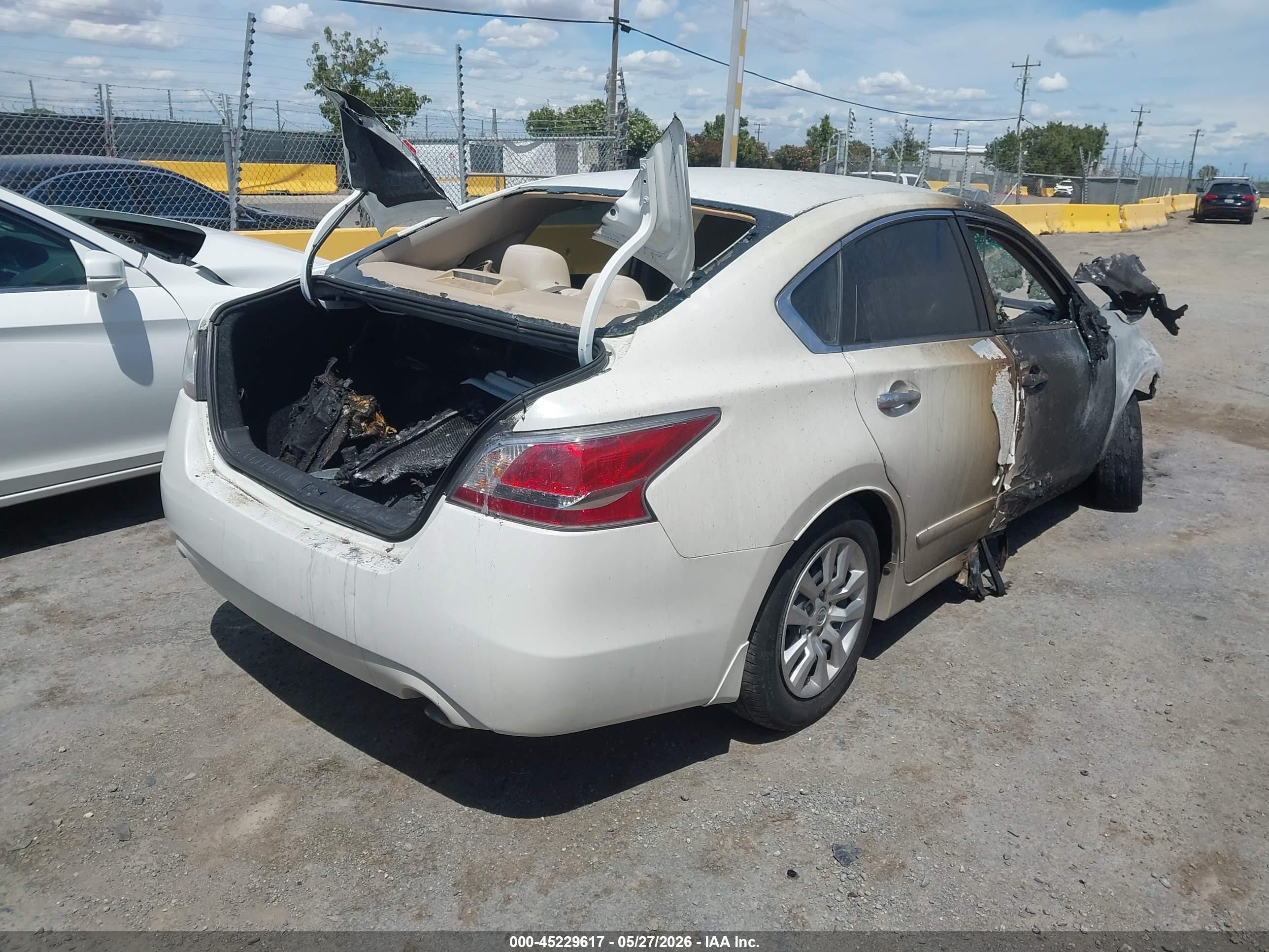 2014 Nissan Altima 2.5 S White vin: 1N4AL3AP1EC416885