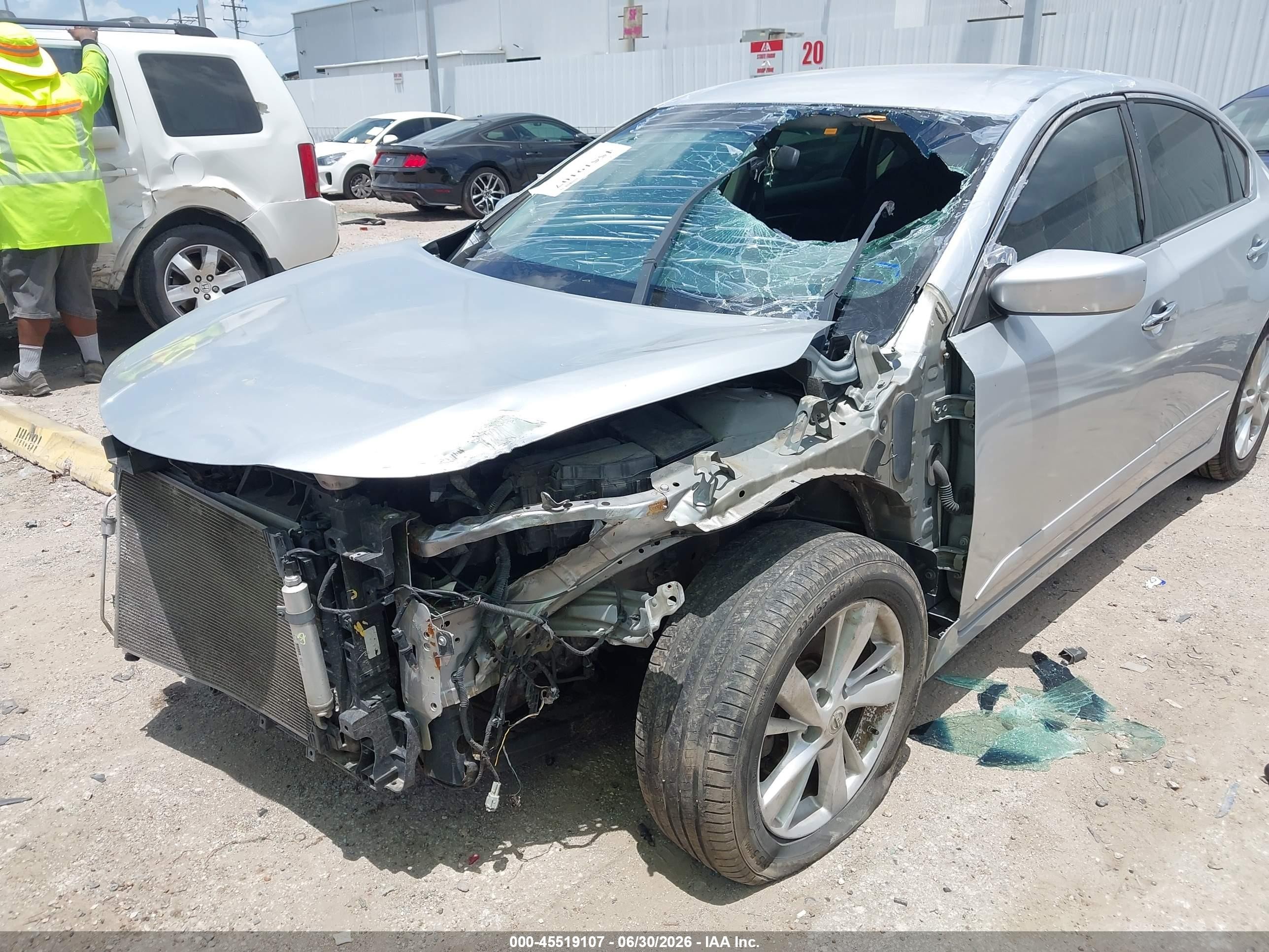 2014 Nissan Altima 2.5 Sv Серебряный vin: 1N4AL3AP1EN221339